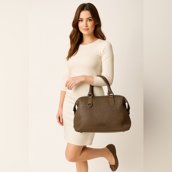 BURBERRY- leather flats with golden accent - Picture 8 of 8